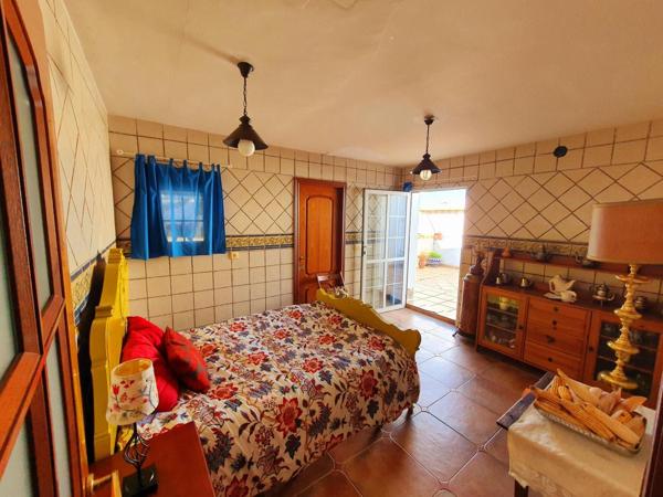 Dormitorio doble amplio con zócalo de azulejos