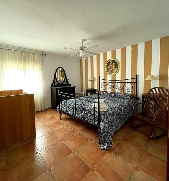 Dormitorio doble con cama de forja