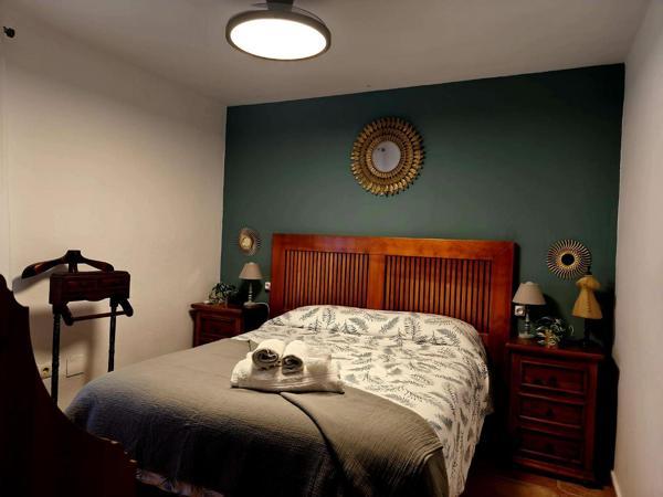 Dormitorio doble con cabecero de madera