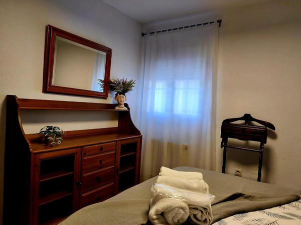 Dormitorio con cómoda de madera y espejo