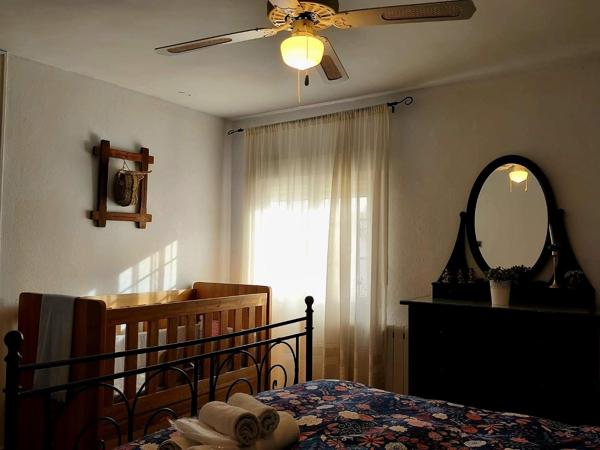 Dormitorio doble con tocador y ventilador de techo
