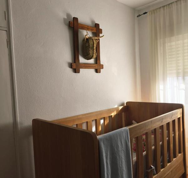 Cuna de madera en dormitorio