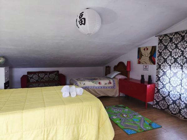 Dormitorio abuhardillado infantil con alfombra de juego