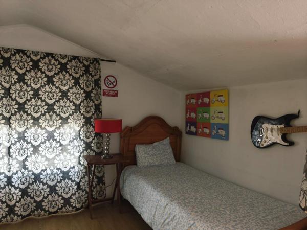 Dormitorio individual juvenil con guitarra decorativa