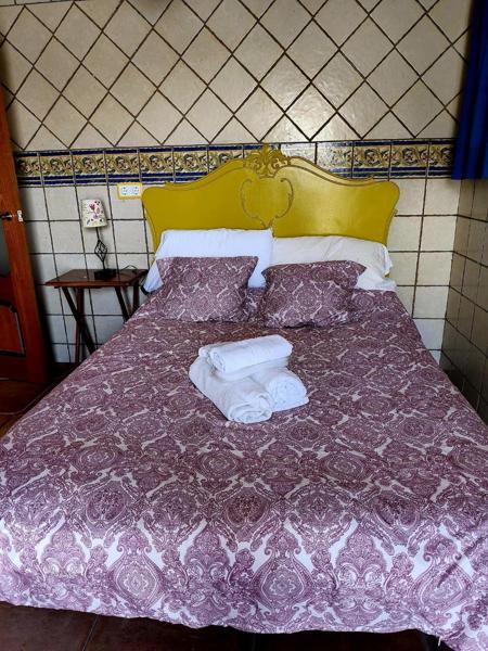 Dormitorio doble con cabecero amarillo
