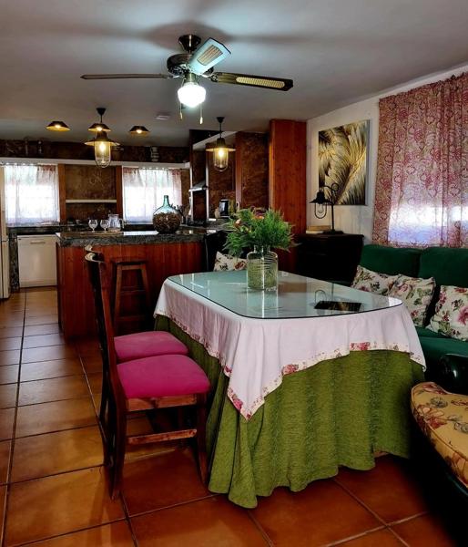 Cocina-comedor con mesa y ventiladores de techo
