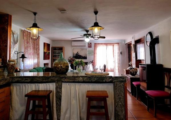 Cocina rústica con barra y taburetes
