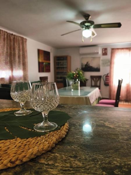 Detalle de copas en la mesa del salón