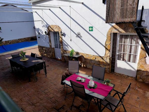 Patio con mesas de exterior y acceso a la piscina
