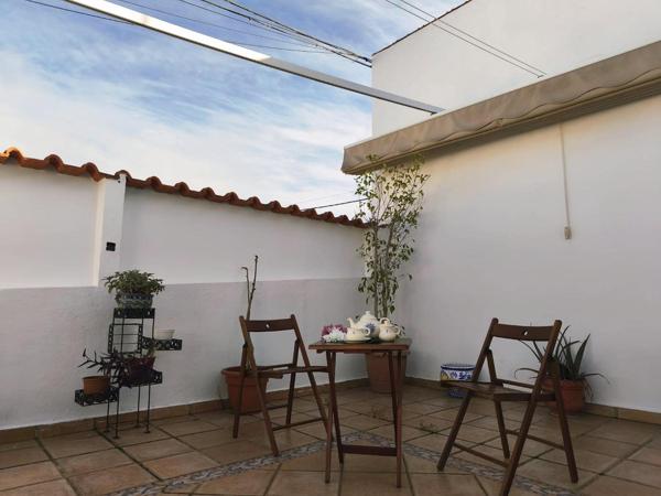Terraza superior con sillas plegables